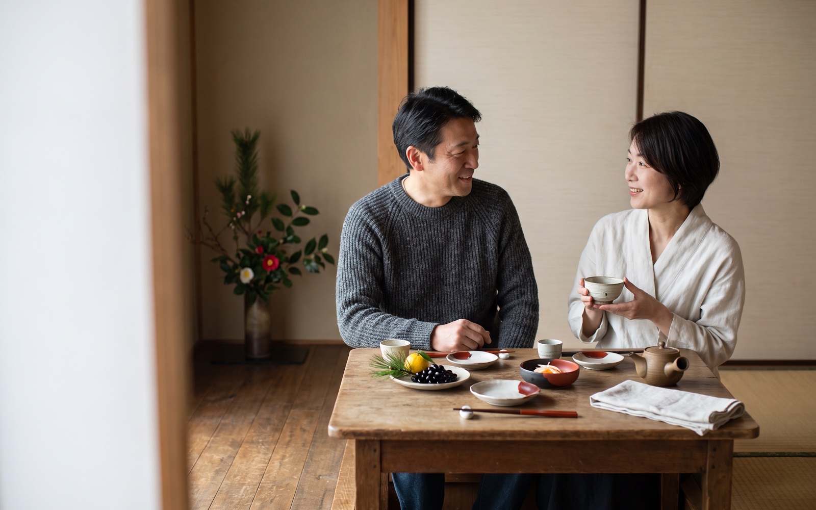 二人で静かに楽しむ、自然で上質な正月の食卓風景